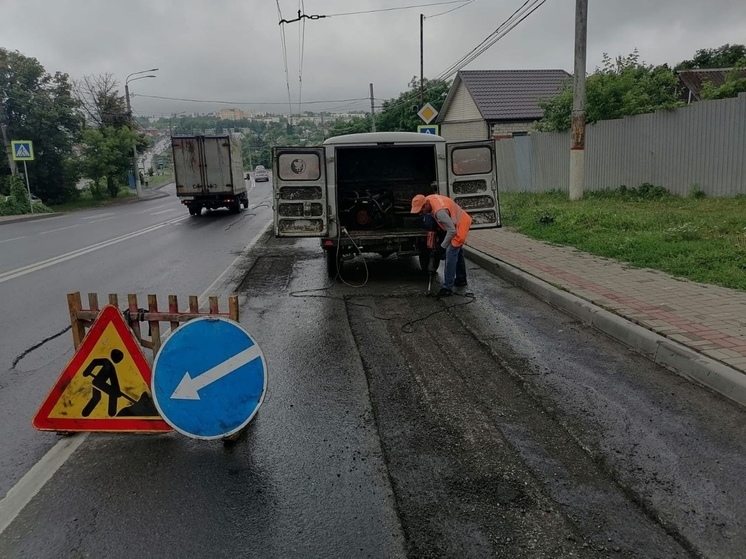 На трёх участках дорог в Курске продолжается ямочный ремонт