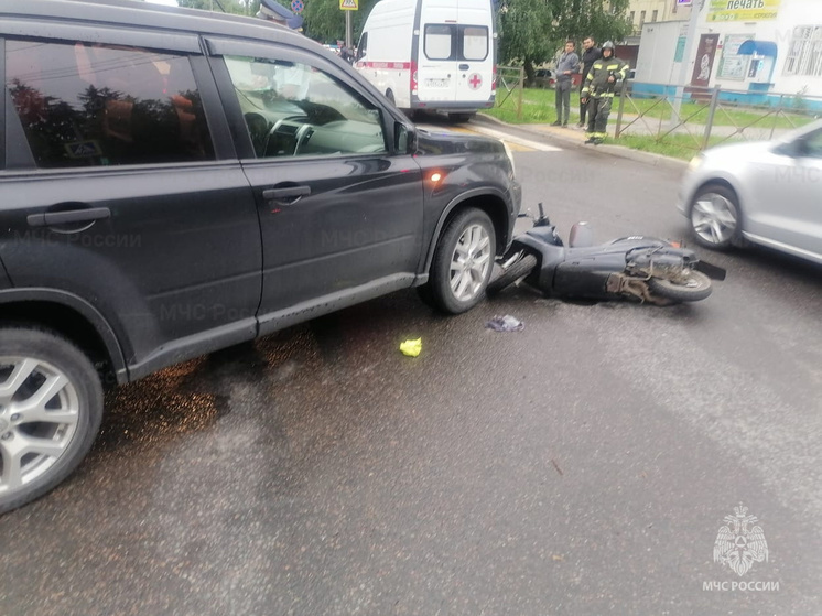 В Орле в переулке Дарвина столкнулись мотоцикл и авто