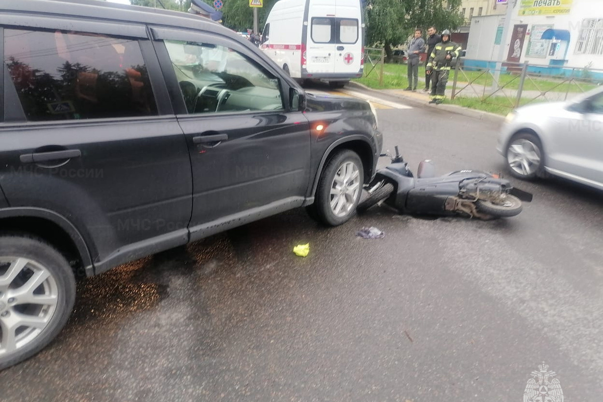 В Орле в переулке Дарвина столкнулись мотоцикл и авто - МК Орел