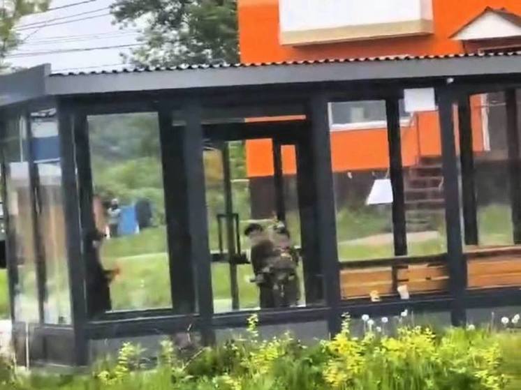 На Сахалине малолетние вандалы попытались разнести новый остановочный павильон