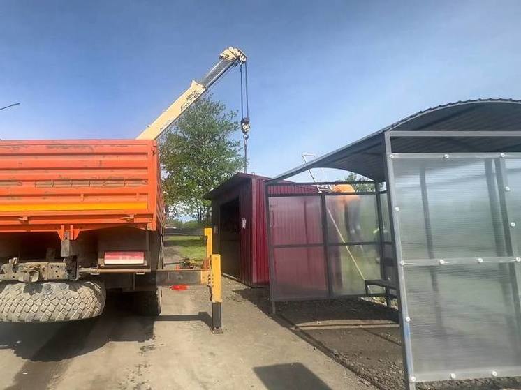 В Углегорске установили новый остановочный павильон