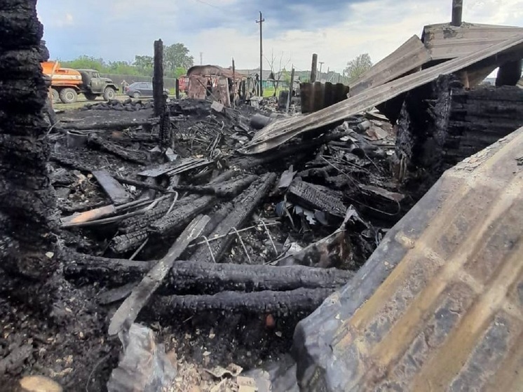 Две девочки и мужчина погибли при пожаре в свердловском поселке