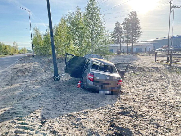 В промзоне Ноябрьска  автомобиль опрокинулся на крышу