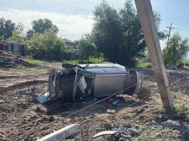 В Омске водитель иномарки врезался в опору ЛЭП и погиб