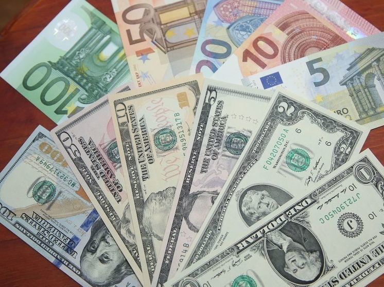 Экономист Кузнецов: курс доллара отдали на откуп банкам