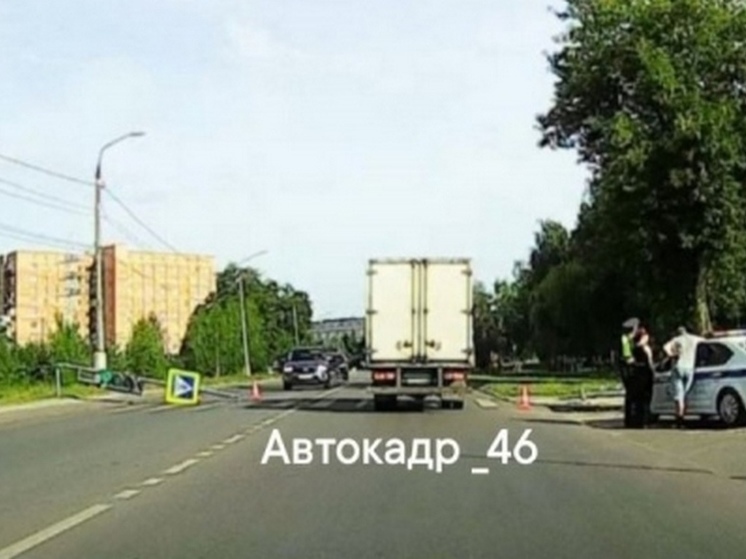 В Курске пьяный водитель сбил светофор и врезался в дерево