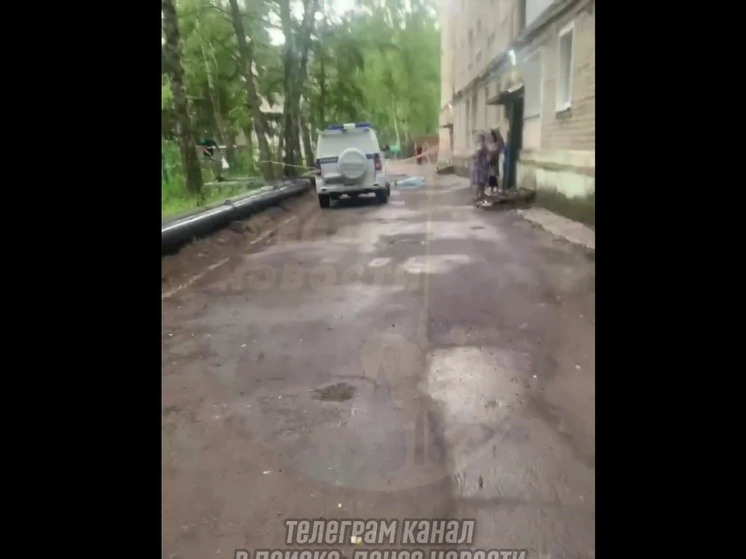 В Пензе из окна многоэтажки выпал человек