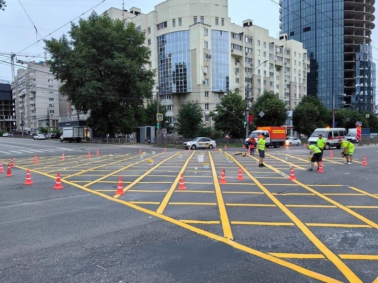 На перекрёстках в Воронеже нанесли первую вафельную разметку