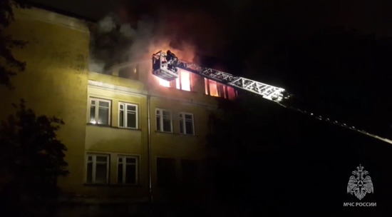На севере Москвы пожарные ликвидировали возгорание в неиспользуемом строении: видео