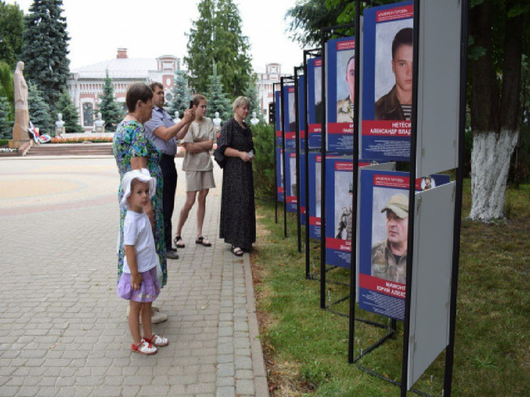 В Борисовке открыли передвижную фотовыставку «Галерея Героев»