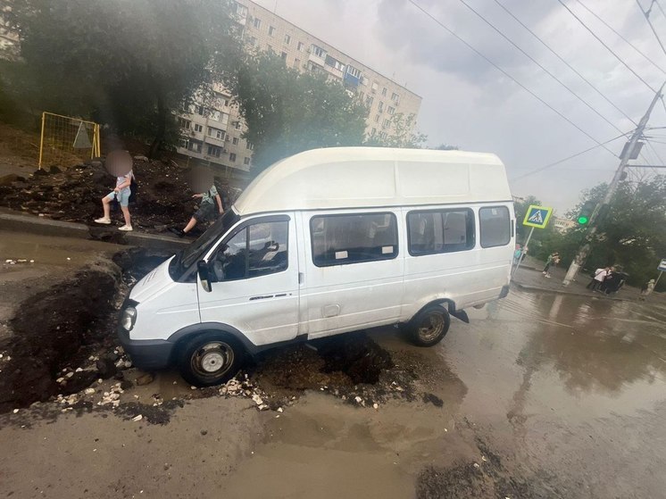 На юге Волгограда в огромную яму провалилась маршрутка с пассажирами