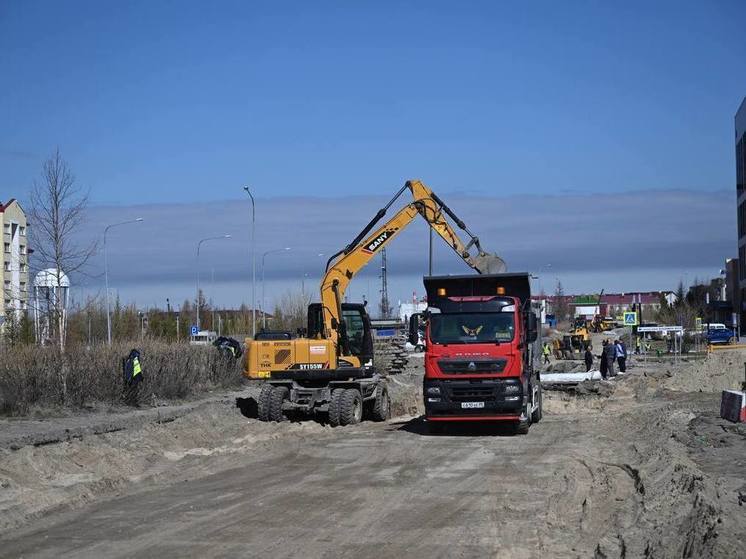В центре Нового Уренгоя ремонтируют самую неухоженную улицу