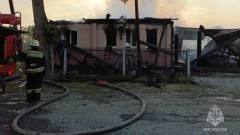 МЧС опубликовало видео с места пожара на Урале, в котором погиб дедушка и две его внучки