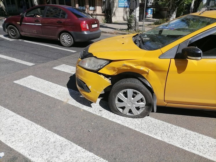 В Донецке при столкновении иномарок пострадали два человека