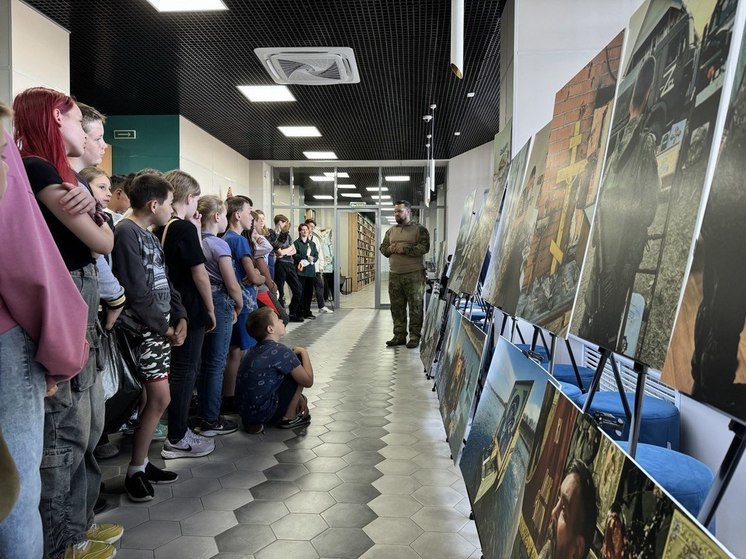 Сила веры: в Ленинградской области начала работу передвижная выставка фотографий, сделанных добровольцами в зоне СВО