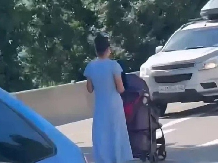 В Сочи задержали попрошайку с ребенком на трассе