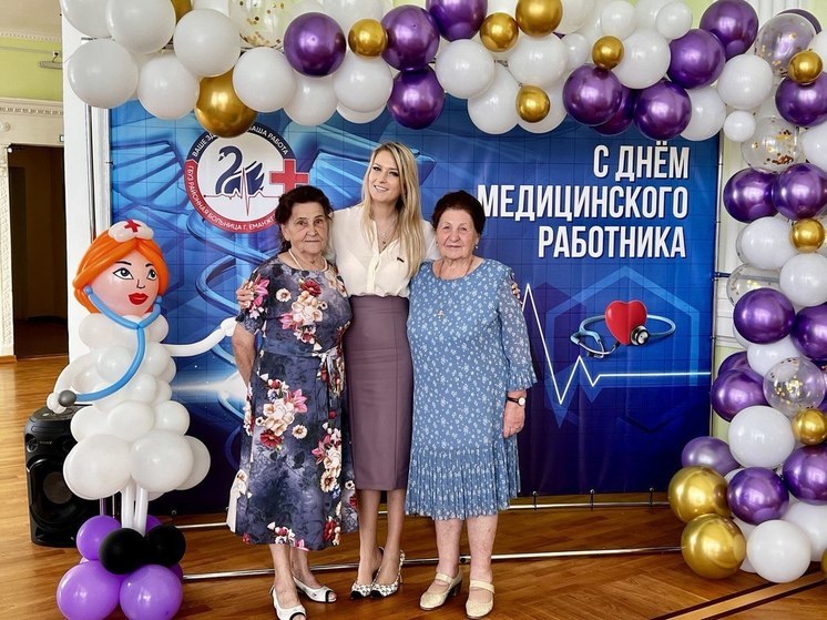 Более шестидесяти медицинских работников получили сегодня награды в Еманжелинске в честь профессионального праздника