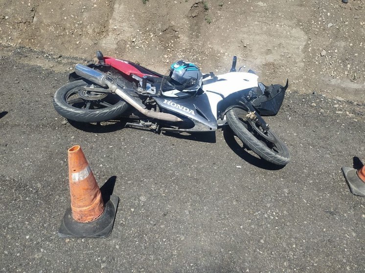 В Шахтерске юный мотоциклист протаранил экскаватор-погрузчик