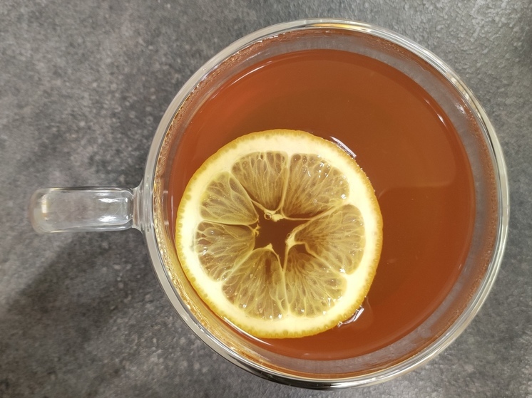 Для многих из нас чай – неотъемлемая часть завтрака, некий ритуал, без которого не задастся начало дня. Специалисты российского Минздрава рассказали, что с этим напитком точно нельзя делать.