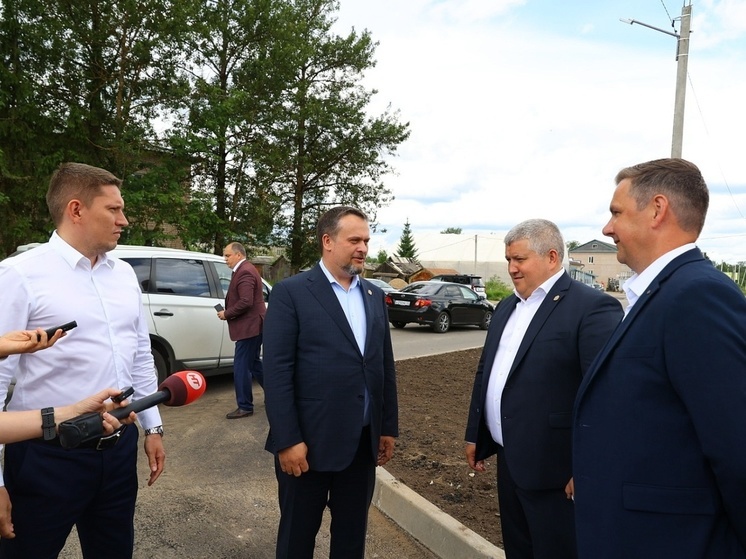 Андрей Никитин проверил ход капитального ремонта улицы Песчаной в Валдае