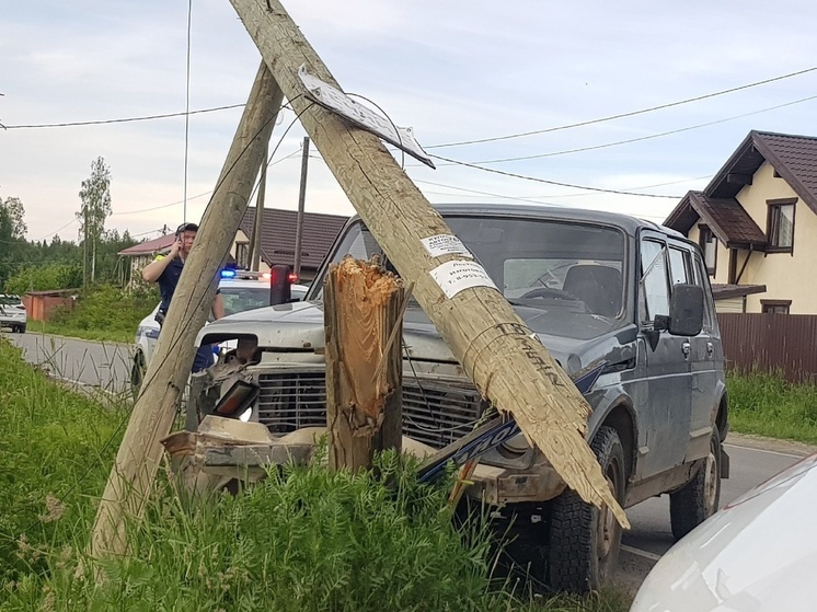 Водитель на внедорожнике снес столб в поселке Карелии