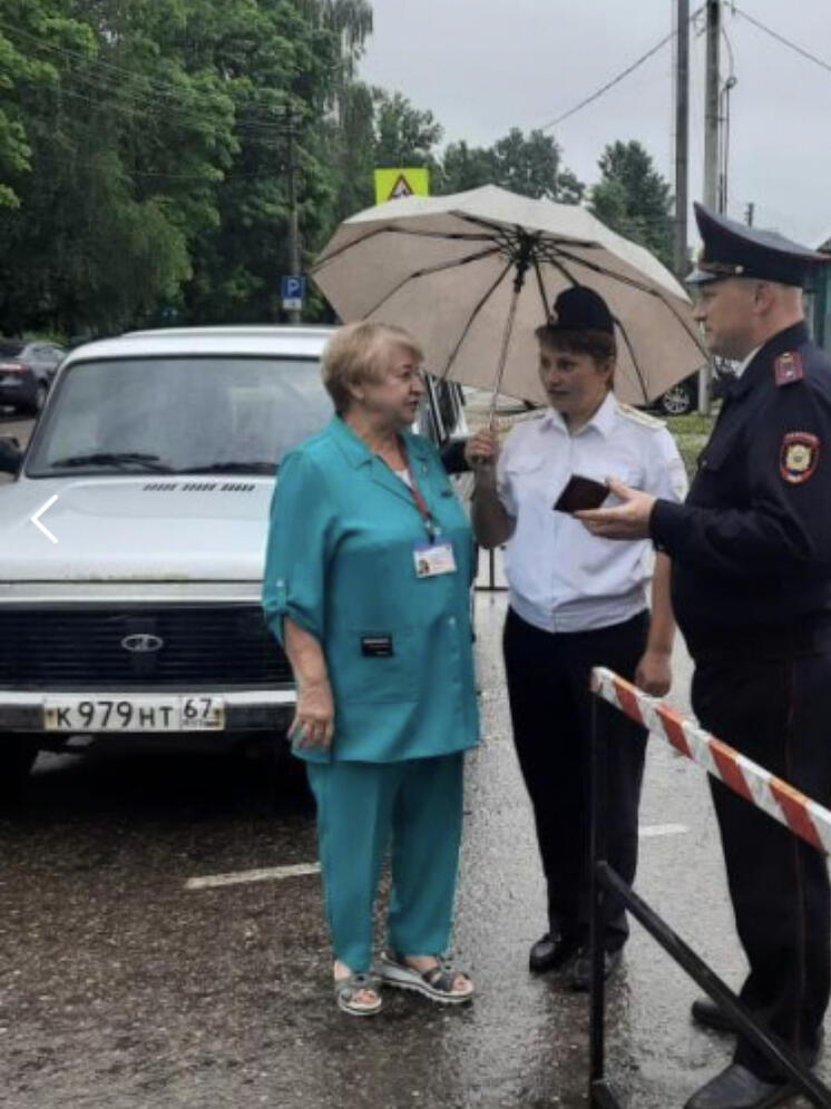 В Шумячах Смоленской области председатель Общественного совета проверила несение службы сотрудниками полиции