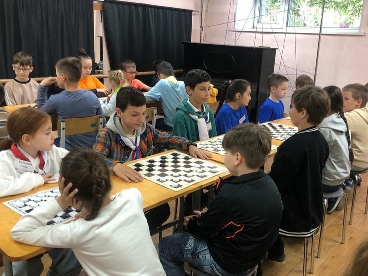 Хабаровская школа №32 стала лучшей в турнире по шашкам