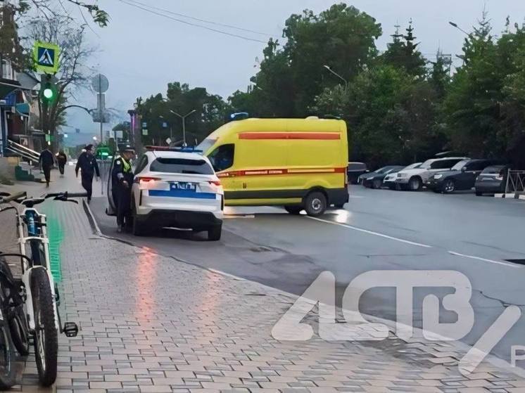 В Южно-Сахалинске на зебре столкнулись автомобиль с самокатом