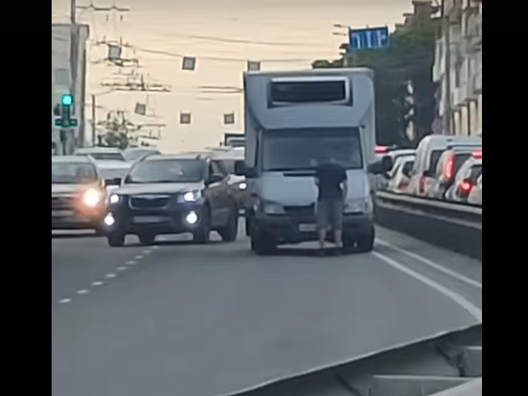 Водитель в Петрозаводске распылил газ в лицо неадекватного мужчины на дороге