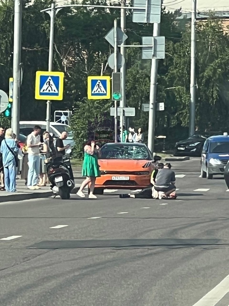 В Красноярске пенсионера сбила машина, когда он шел на красный свет