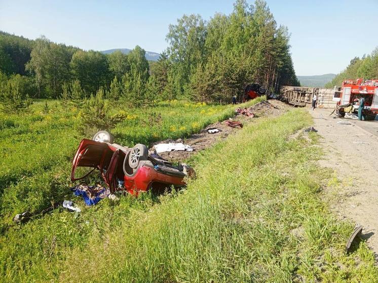 ГИБДД: двое погибли в столкновении иномарки и большегруза на встречной полосе
