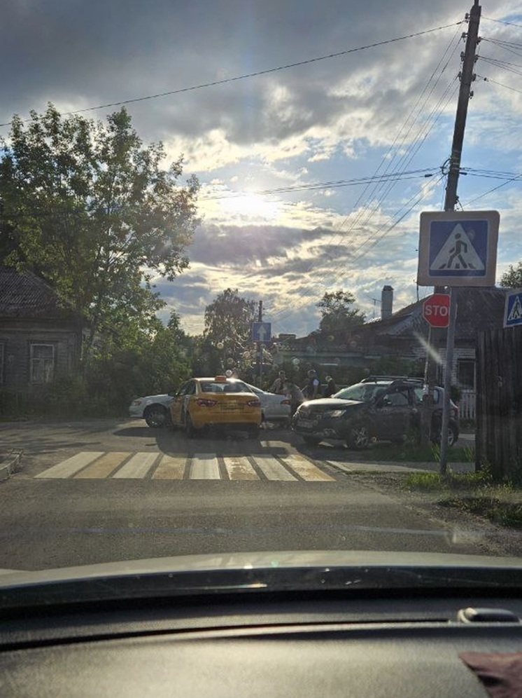 В Твери таксист не уступил дорогу и спровоцировал ДТП