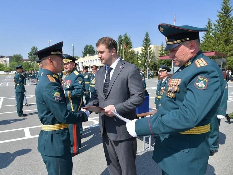 Губернатор Хоценко поздравил выпускников Омского автобронетанкового института с окончанием обучения