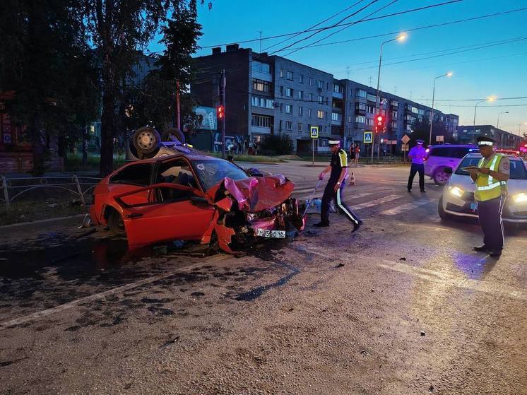 ГИБДД: в столкновении двух легковых авто на перекрестке пострадали шестеро