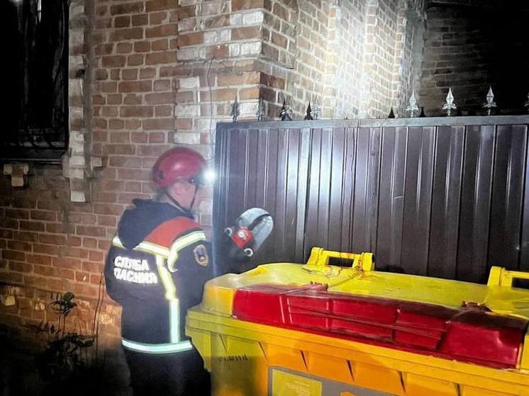 Спасатели сняли мужчину, повисшего на заборе в Энгельсе