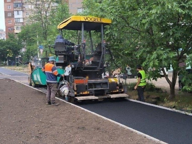 В Мариуполе ведутся активные работы по устройству тротуаров