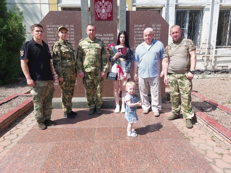 В Макеевке семье погибшего полицейского вручили медаль «За отвагу»