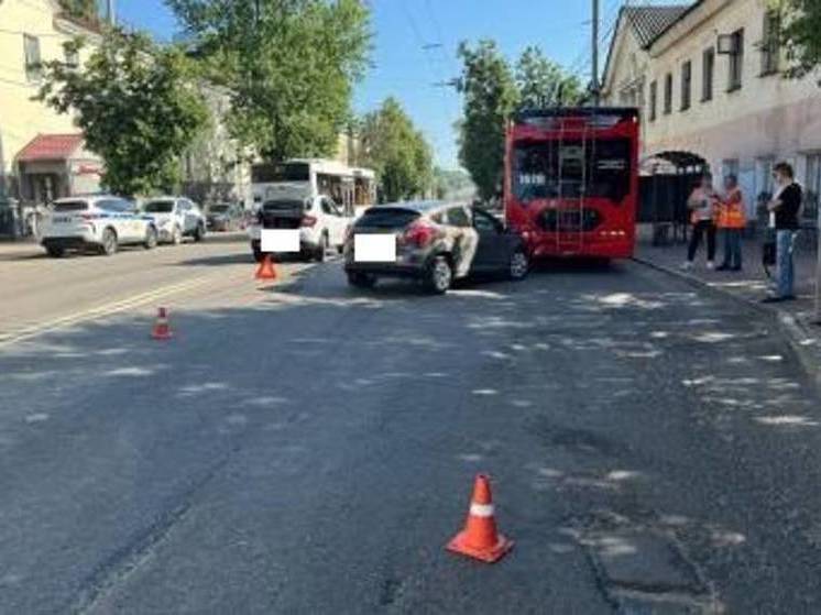 Автомобилистка устроила массовое ДТП с троллейбусом в Брянске