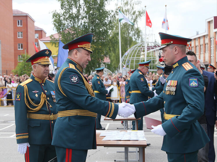 В Москве и Петергофе прошли церемонии выпуска лейтенантов