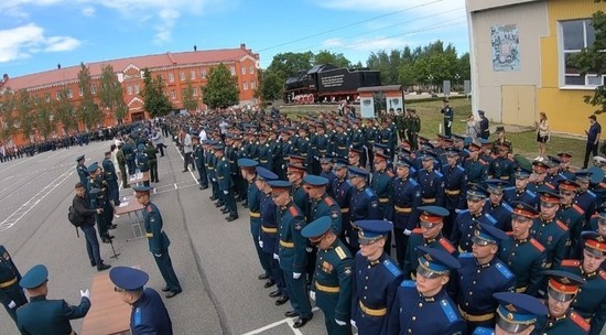 В Москве и Петергофе прошли церемонии выпуска лейтенантов