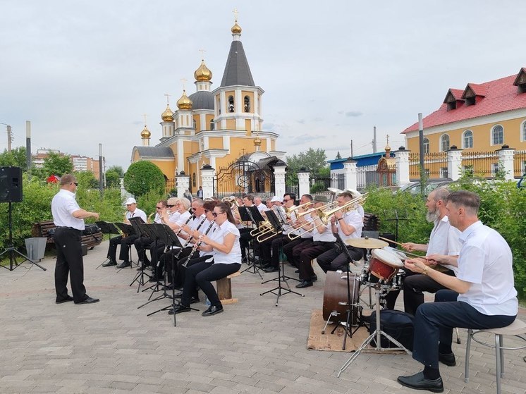 «Сегодня праздник у девчат»: в Улан-Удэ депутат устроил для горожан концерт с духовым оркестром