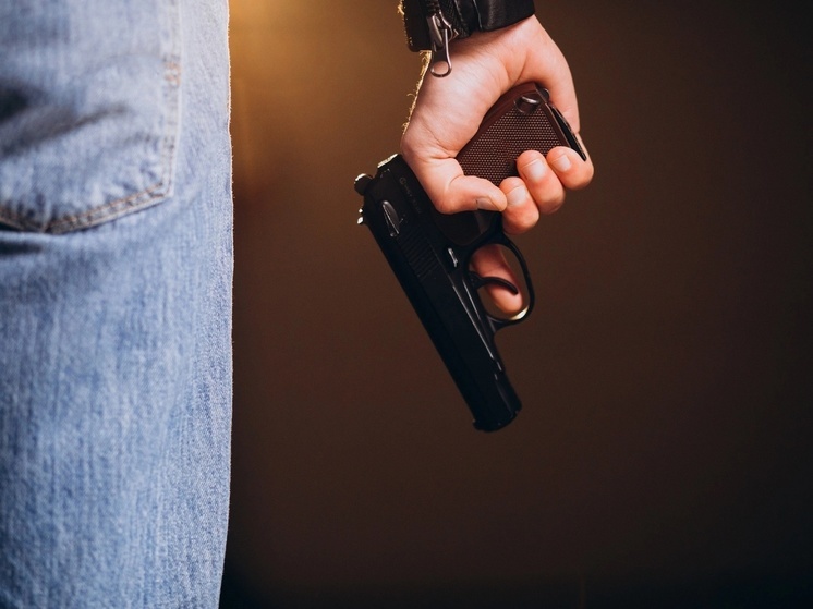 В Оренбурге молодой парень угрожал подростку оружием