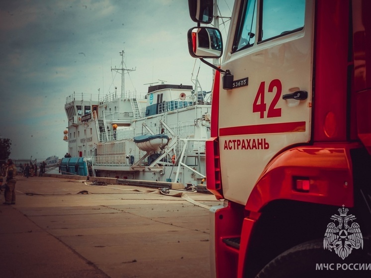 Ледокол в огне в Астрахани