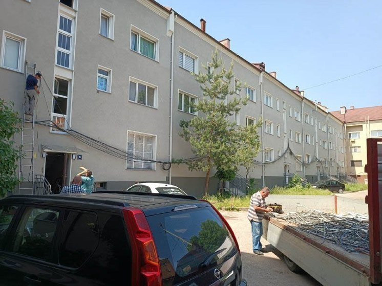 В Калининграде снимают провода, беспорядочно развешенные на фасадах домов