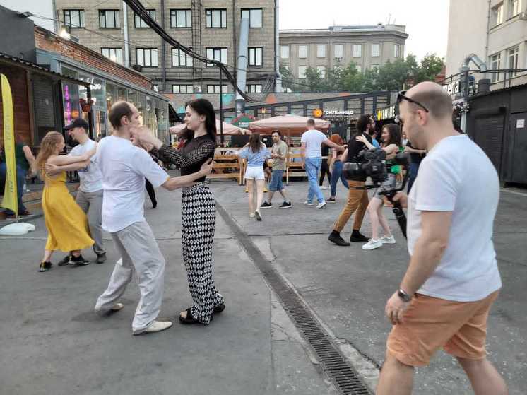 В жару новосибирцы устроили танцы в центре города