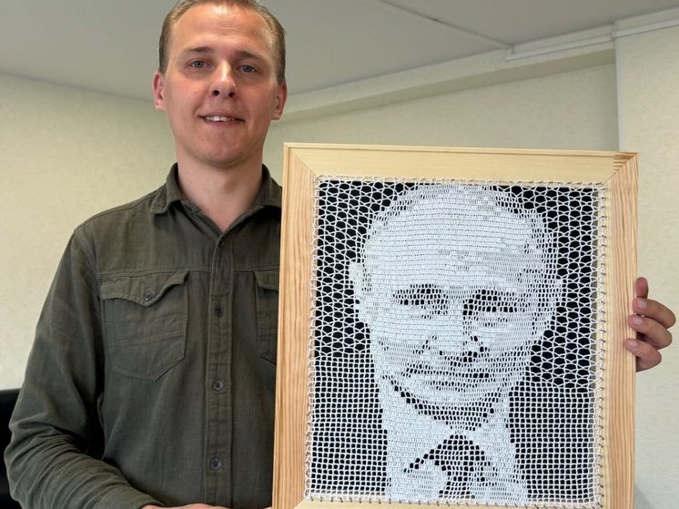 Житель Тверской области связал крючком портрет Владимира Путина