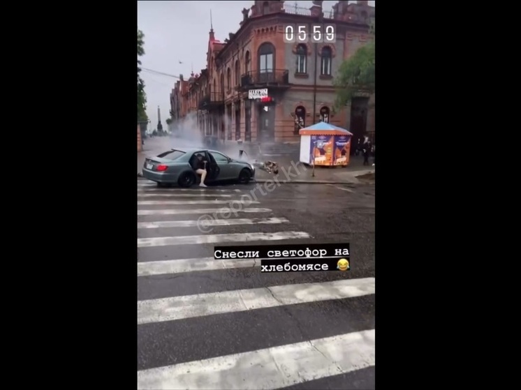 В Хабаровске водитель снес светофор в центре города