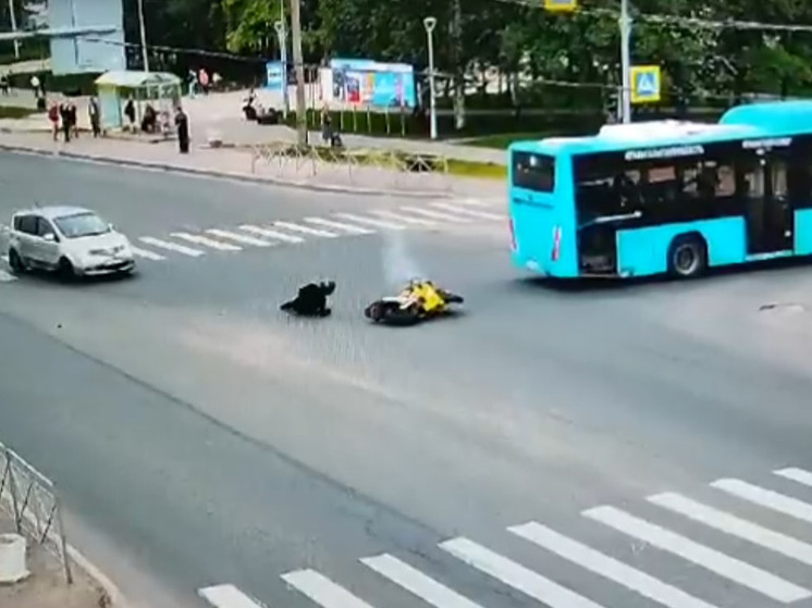 В Архангельске мотоциклист влетел в автобус