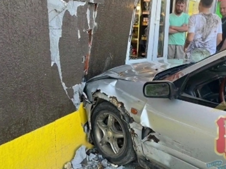 В Екатеринбурге автомобиль сбил трех человек у магазина