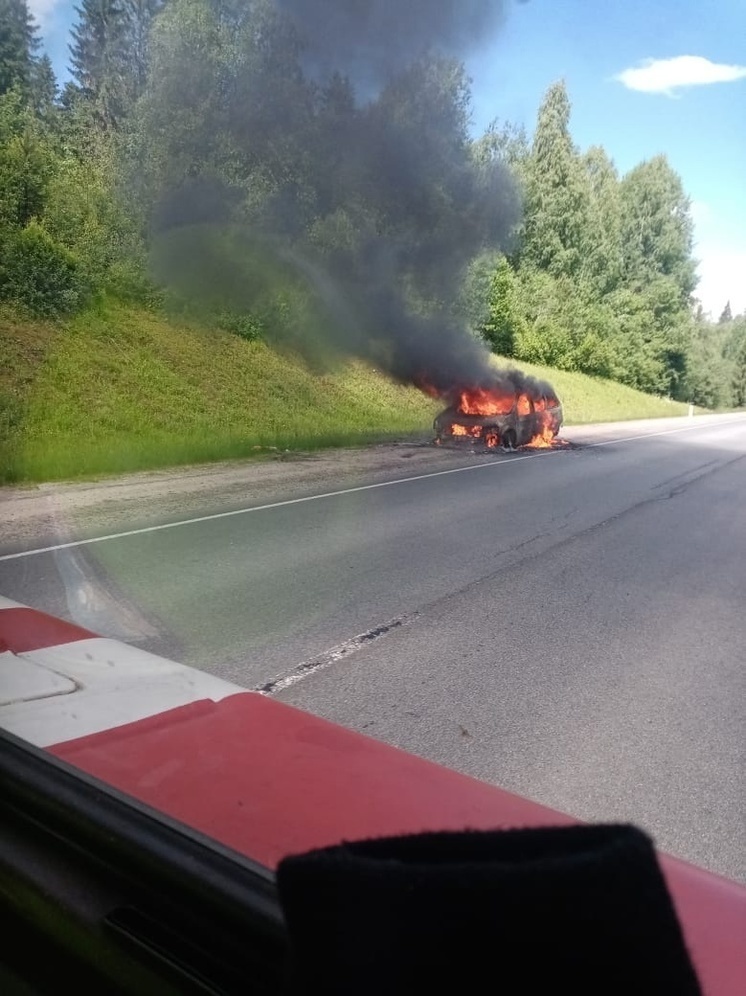 Автомобиль сгорел по дороге в Олонец